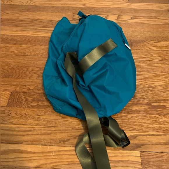 NWOT Away Teal Packable Bucket Bag/Backpack lightweight travel - Picture 8 of 9